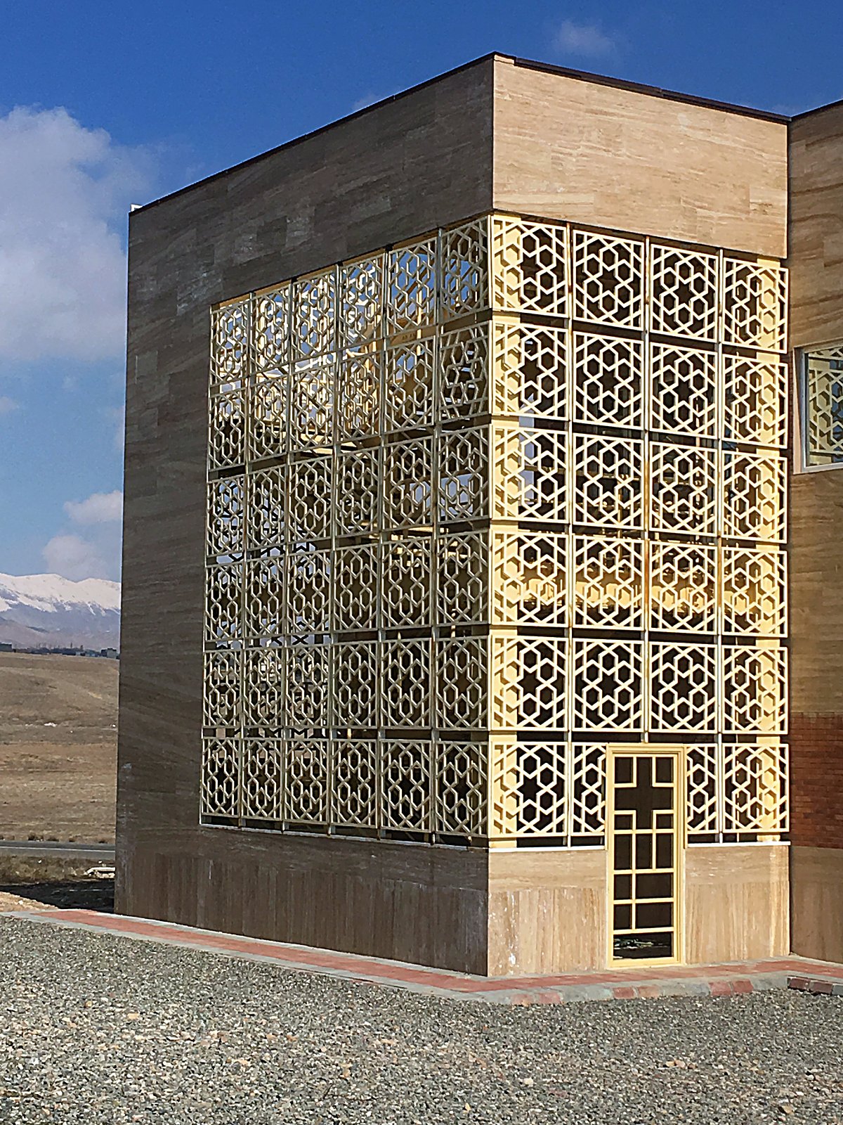 دیوار مشبک ساختمان مکعب